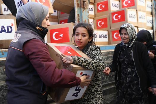 AFAD'dan dönüş yolundaki Suriyelilere gıda yardımı