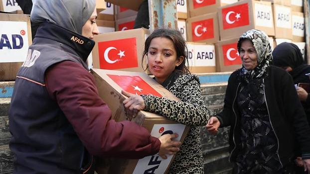 AFAD'dan dönüş yolundaki Suriyelilere gıda yardımı