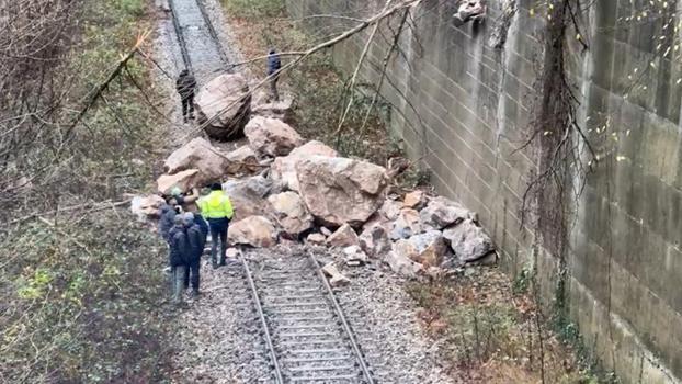 Karabük’te heyelan nedeniyle demir yolu ulaşıma kapandı