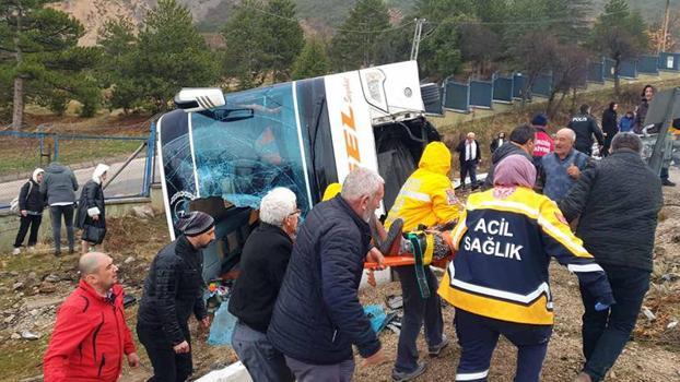 Isparta'da yolcu otobüsü devrildi; yaralılar var