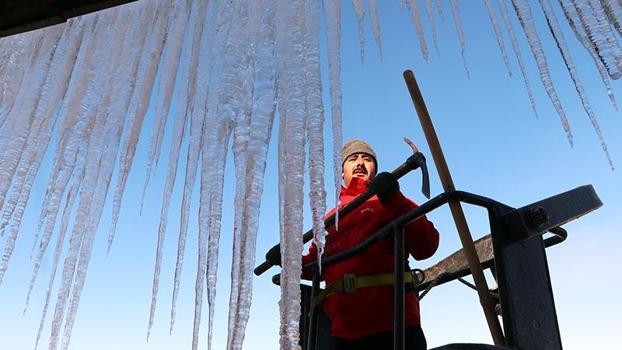 Erzurum’da çatıdan düşen kar ve buz sarkıtları tehlike oluşturuyor