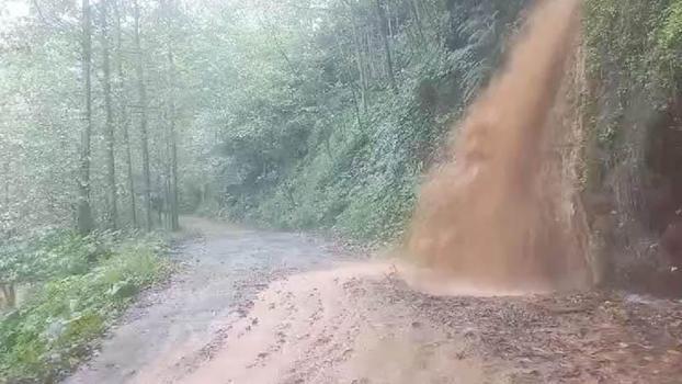 Rize heyelan köy yolunu kapattı; taş duvarın yıkılma anı kamerada