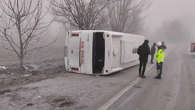 İşçi servis minibüsü buzlanan yolda devrildi; 9 yaralı