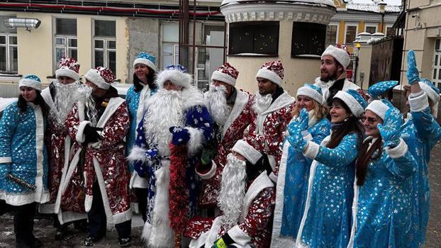 Rusya'da Noel Baba kılığına giren ekipler çocuk hastanesinde moral etkinliği düzenledi