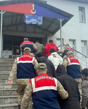 Bitlis'te 21 kaçak göçmen ile organizatör yakalandı