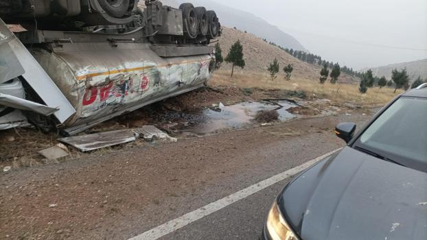 Batman'da devrilen tankerin şoförü yaralandı, dökülen ham petrol etrafa saçıldı