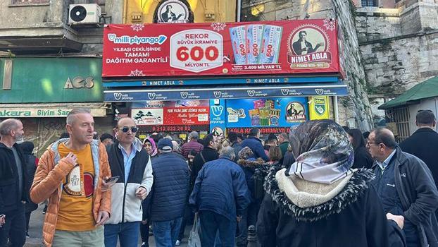 Dağıtım garantili 600 milyon liralık rekor ikramiye için Eminönü’nde yoğunluk