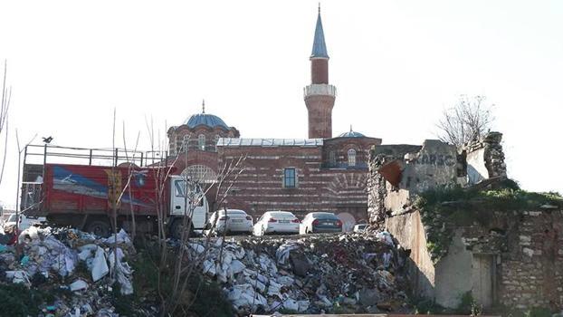 Fatih'teki 900 yıllık tarihi caminin önü çöplük arkası otopark