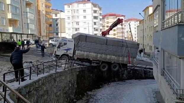 Buzda kayan kamyon, derenin duvarında asılı kaldı