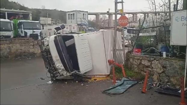 İstanbul - Beykoz'da yağmur sonrası kayganlaşan yolda kamyonet devrildi: 2 yaralı