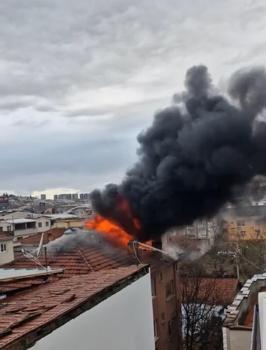 Bursa'da 3 katlı binanın çatısı alev alev yandı