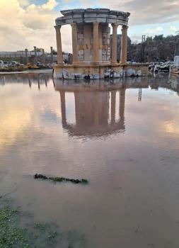 Antalya'da sağanak; göle dönen yollarda mahsur kaldılar (2)