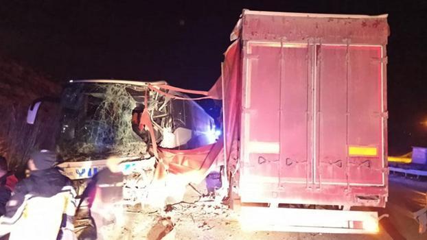 Afyonkarahisar'da yolcu otobüsü ile TIR çarpıştı: 11 yaralı