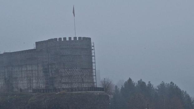 Diyarbakır'ı etkisi altına alan sis 5’inci gününde; İstanbul ve İzmir uçak seferleri iptal edildi