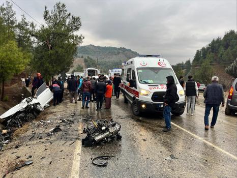 Otomobil ile hafif ticari araç çarpıştı; 3’ü ağır, 10 yaralı