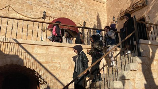 Midyat’ta turizme kazandırılan yeraltı mağara yaşam evleri, ziyaretçilerini ağırlıyor