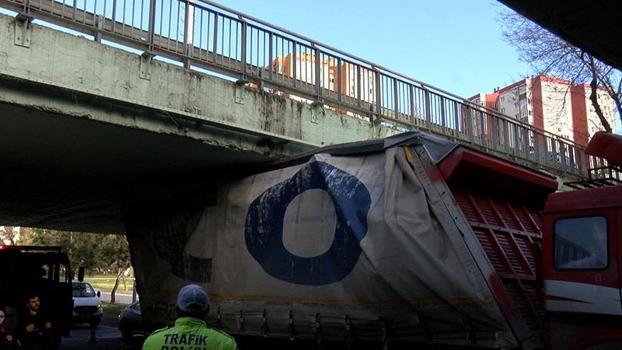 Bakırköy'de kamyon alt geçide sıkıştı; sürücüye para cezası kesildi