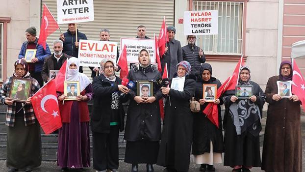 Dağa kaçırılan oğlu için nöbet tutan anne: Ciğerimi benden söküp götürdüler