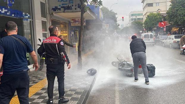 Sürekli arıza yapan yeni motosikletini bayi önünde benzin döküp ateşe verdi