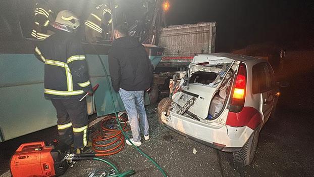 Kütahya'da halk otobüsü, arızalanıp emniyet şeridinde duran TIR ile yardıma gelen otomobile çarptı