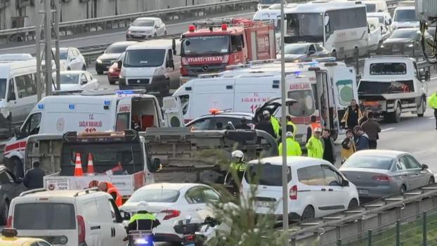 İstanbul- TEM otoyolunda öğrenci servisi devrildi -1