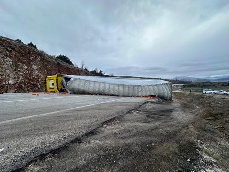 TIR devrildi: 1 yaralı