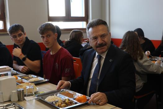 Vali Hüseyin Aksoy, Borsa İstanbul Fen Lisesi'ni ziyaret etti.