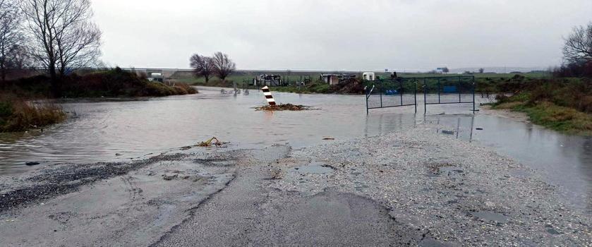 Tekirdağ'da sağanak; dere taştı, köprü sular altında kalınca yol kapatıldı