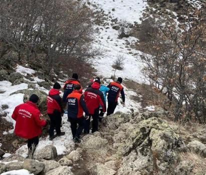 Erciyes'te kayalıklardan düşüp ayağı kırılan dağcı kurtarıldı