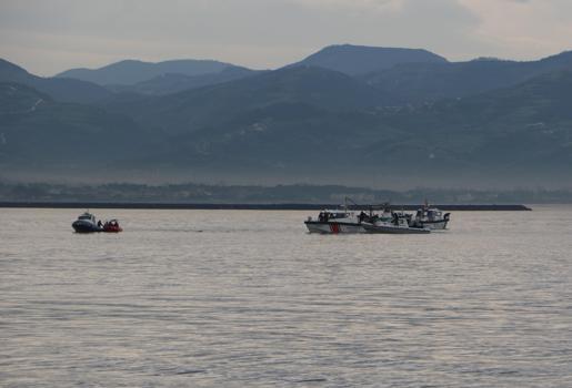 Kayıp balıkçıların teknesi 1 kilometre açıkta bulundu