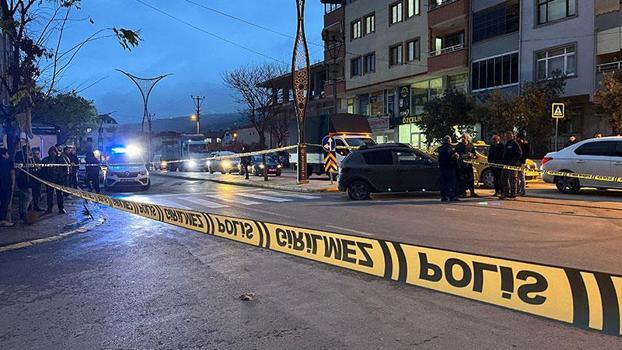 Trafikte tartışan sürücüler birbirlerine ateş açtı; 1'i yoldan geçen 2 yaralı