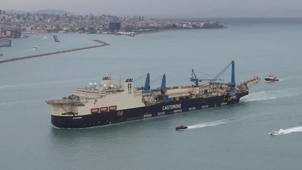 Karadeniz'de doğal gaz boru serimi yapacak 'Castorone' gemisi İstanbul Boğazı'ndan geçiyor