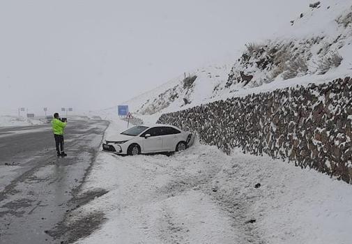 Karlıova’da 10 köy yolu kar nedeniyle ulaşıma kapandı