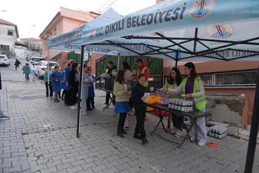 Başkan Kırgöz'den öğrencilere simit ve ayran ikramı