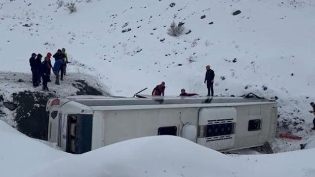 Erzincan'da yolcu otobüsü, şarampole yuvarlandı