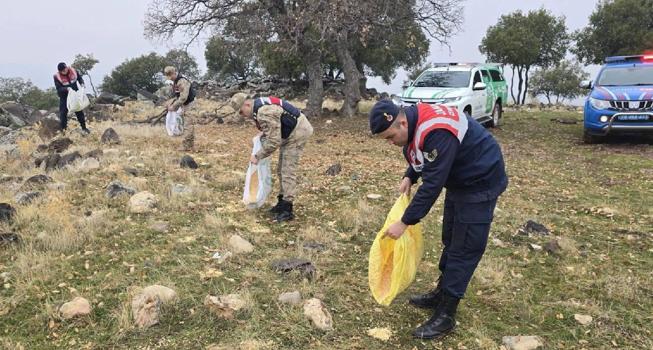 Kilis'te, yaban hayvanları için doğaya yem bırakıldı