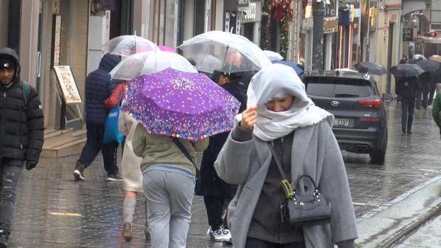 Taksim'de sağanak ve rüzgar etkili oluyor