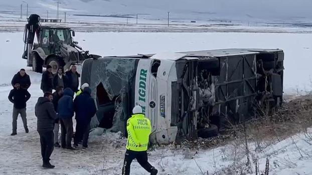 Kars'ta yolcu otobüsü, şarampole yuvarlandı: 23 yaralı