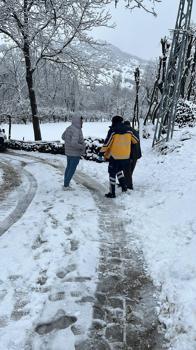 Elazığ'da mahsur kalan hasta, yol açılarak hastaneye yetiştirildi