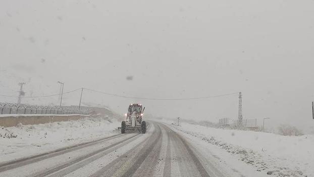 Van'da kar nedeniyle 163 yerleşim yerinin yolu kapandı