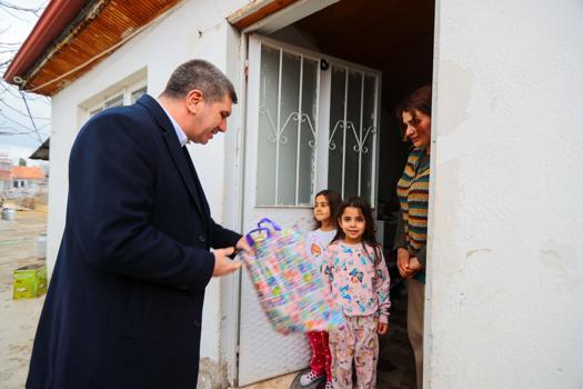 Burdur itfaiyesinden çocukları sevindiren yılbaşı hediyesi