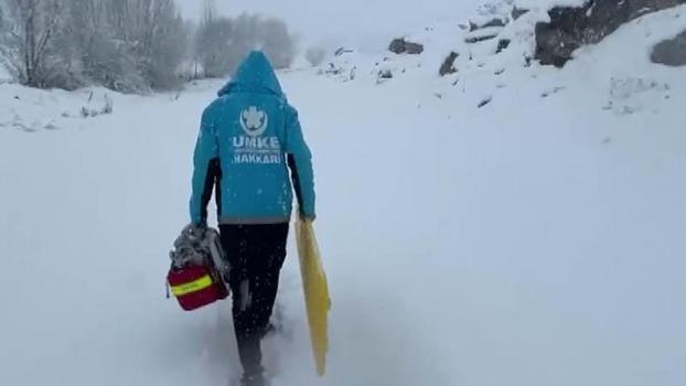 Hakkari'de köyde mahsur kalan 70 yaşındaki hasta kurtarıldı