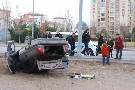 Kayseri'de devrilen otomobildeki 3 kişi yaralandı