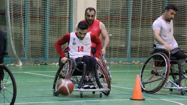 16 aylıkken omurilik felci geçirdi, basketbolla hayata tutundu