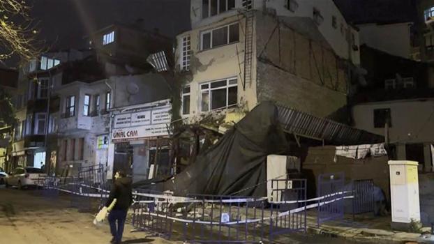 Sarıyer’de metruk binanın balkonu, park halindeki otomobillerin üzerine çöktü