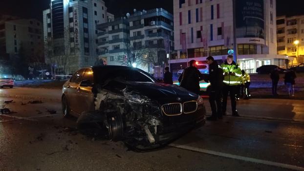 Bursa'da ters yönde giden otomobil TIR ile çarpıştı: 2 yaralı