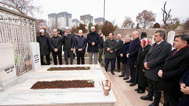 Eski Milli Eğitim Bakanı İleri, mezarı başında anıldı