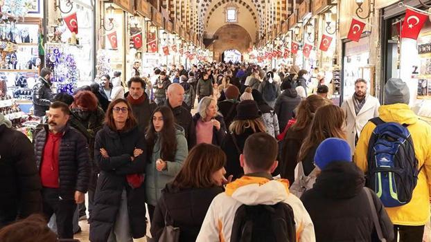 Yeni yıla saatler kala Eminönü'nde alışveriş yoğunluğu