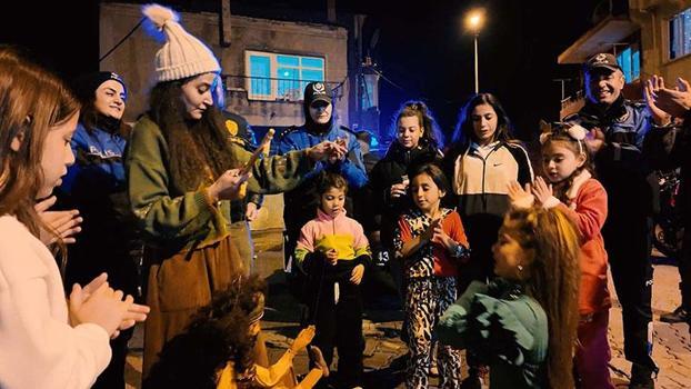 Çanakkale’de polislerden çocuklara sürpriz yeni yıl kutlaması