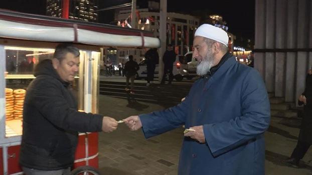 Tebliğciler, yılbaşı gecesi Taksim Meydanı’nda bildiri dağıttı